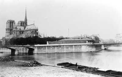 Vista della Cattedrale di Notre-Dame a Parigi, il Quai de la Tournelle e la Senna, c.1900 da French Photographer